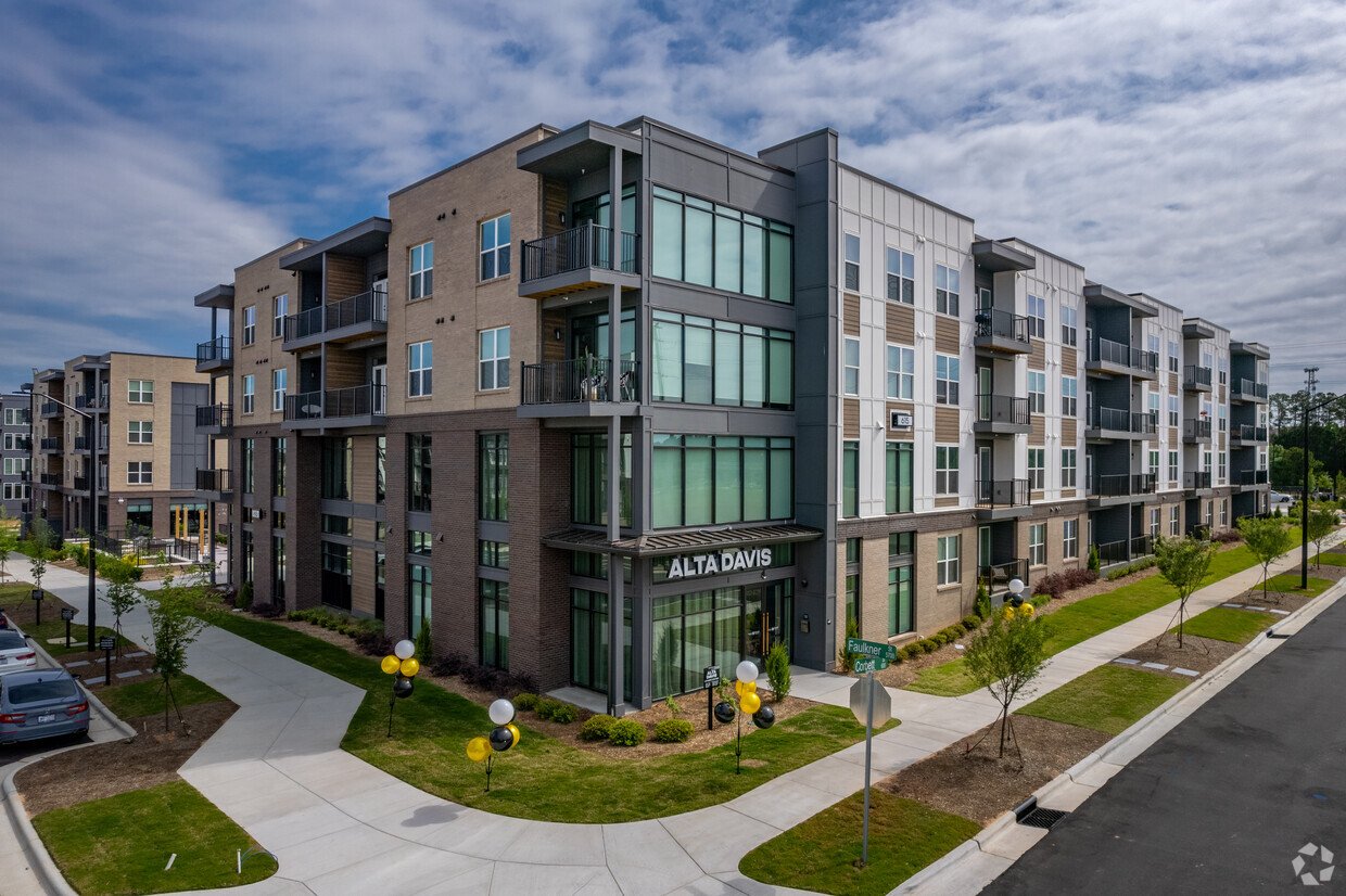 Modern Apartment Complex - Alta Davis